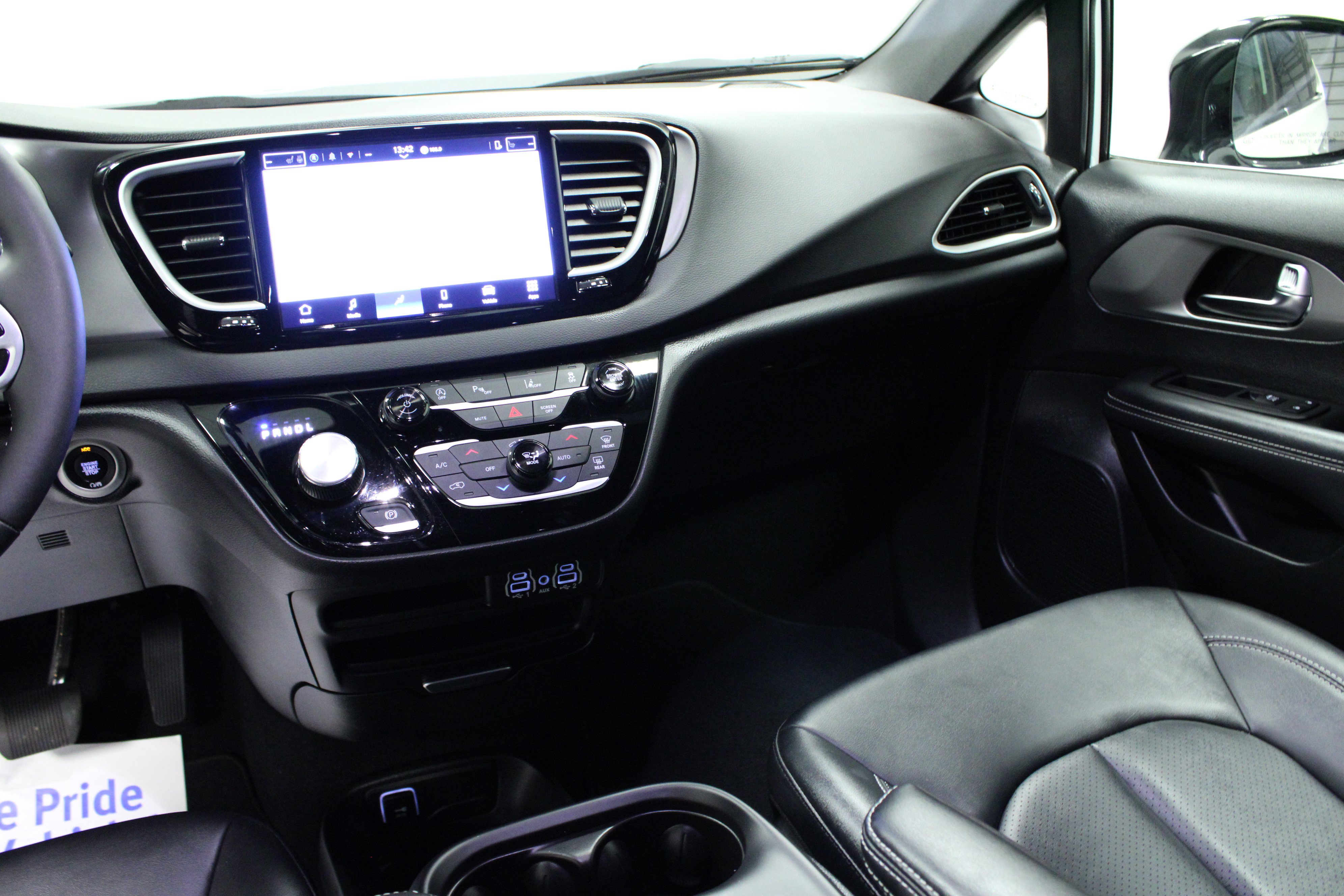 2025 Chrysler Pacifica photo 17