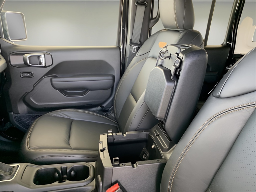 2025 Jeep Wrangler Willys photo 34