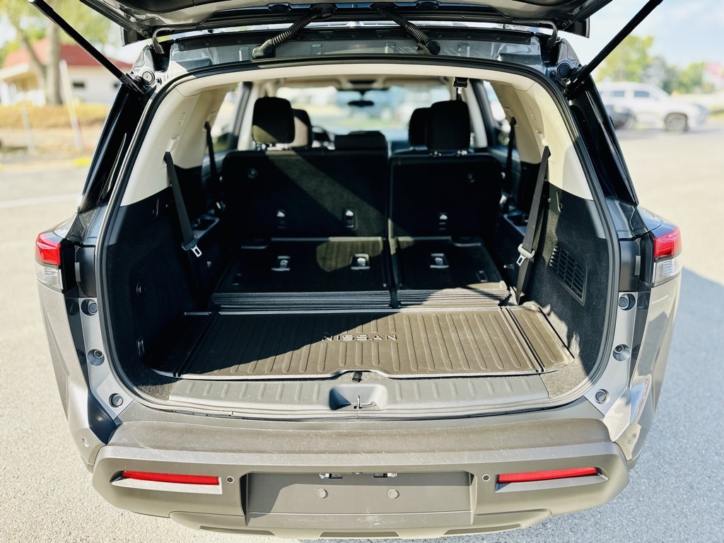 2022 Nissan Pathfinder SV photo 9