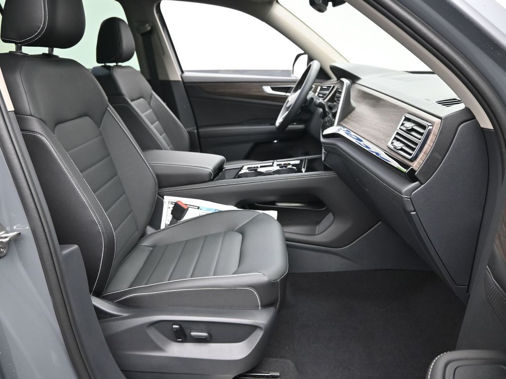 2025 Volkswagen Atlas SEL photo 4