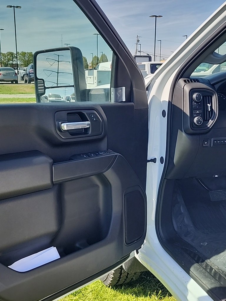 2024 Chevrolet Silverado 2500HD photo 2