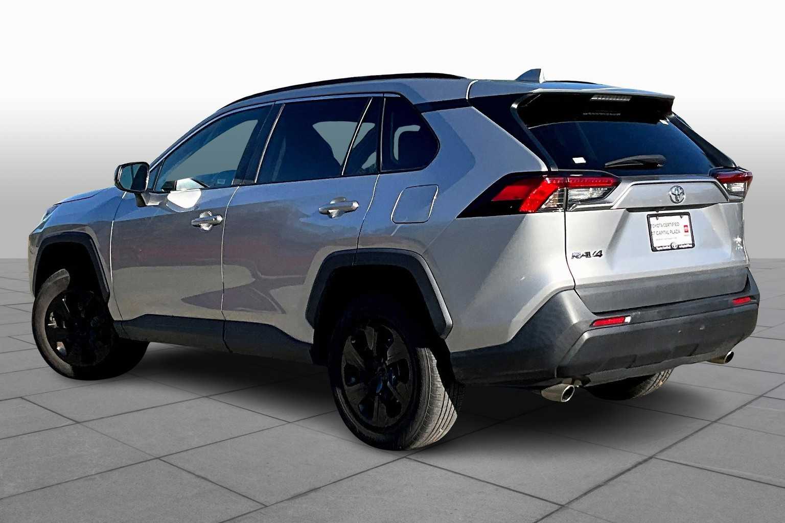 2021 Toyota RAV4 LE photo 10