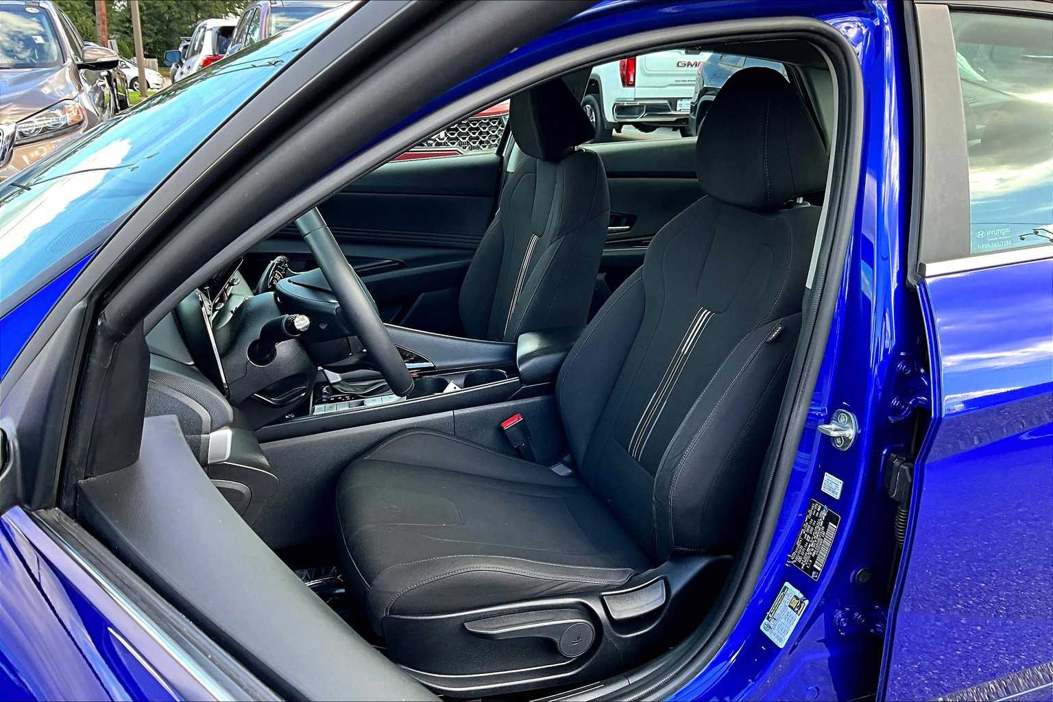 2024 Hyundai Elantra SEL Convenience photo 7
