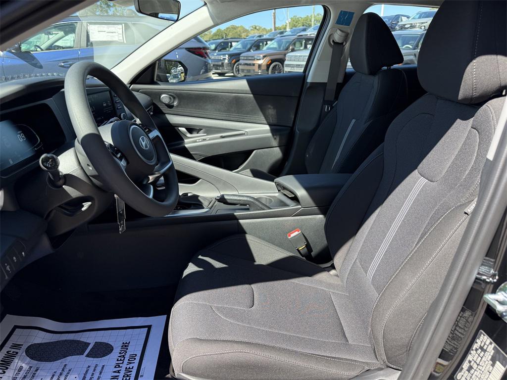 2026 Hyundai Elantra SE photo 4