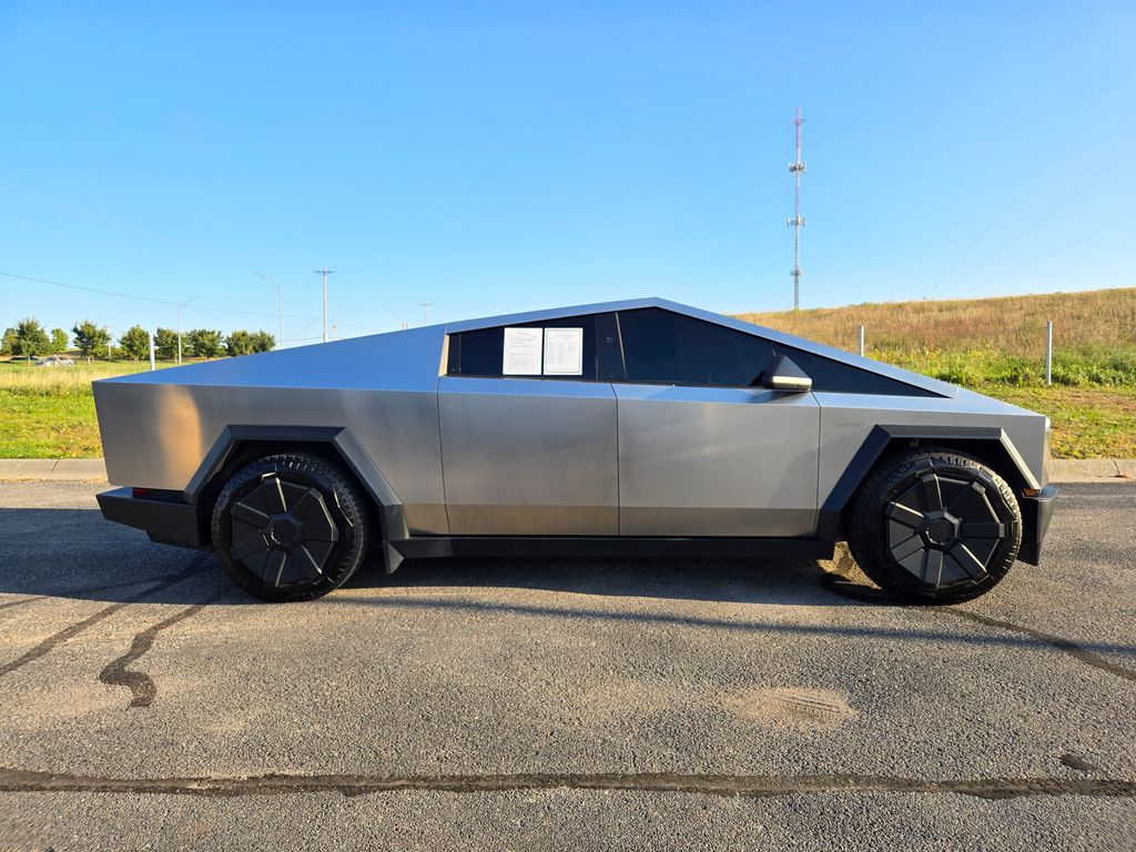 2024 Tesla Cybertruck photo 2