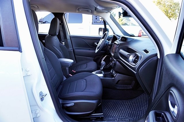 Certified Used 2022 White Jeep Latitude image 10