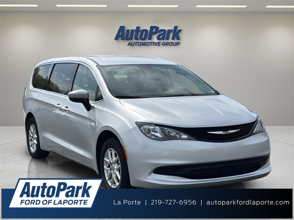 Pre-Owned 2023 Chrysler Voyager LX's photo