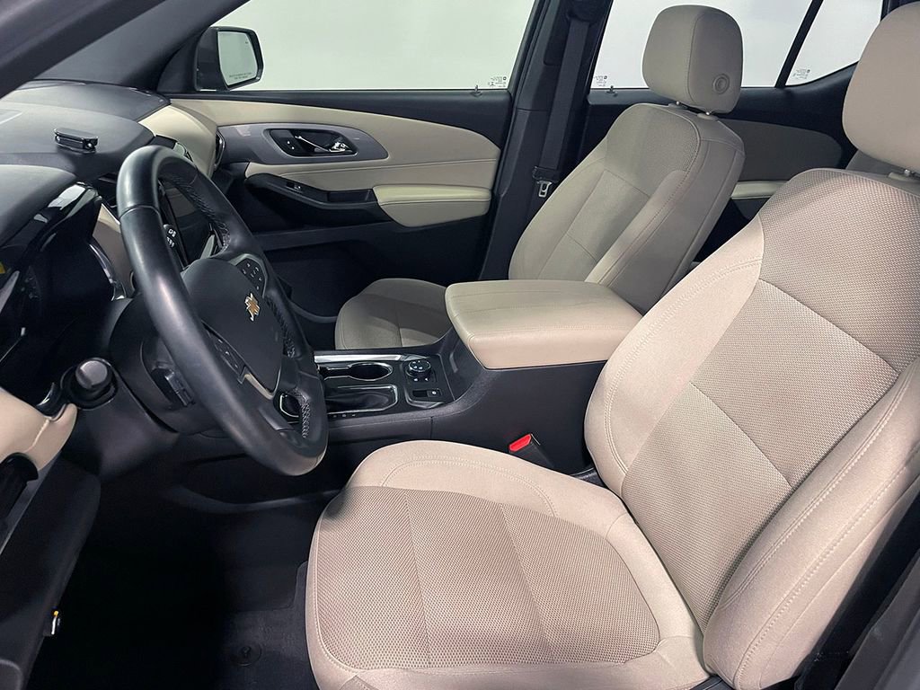 2023 Chevrolet Traverse Cloth photo 2