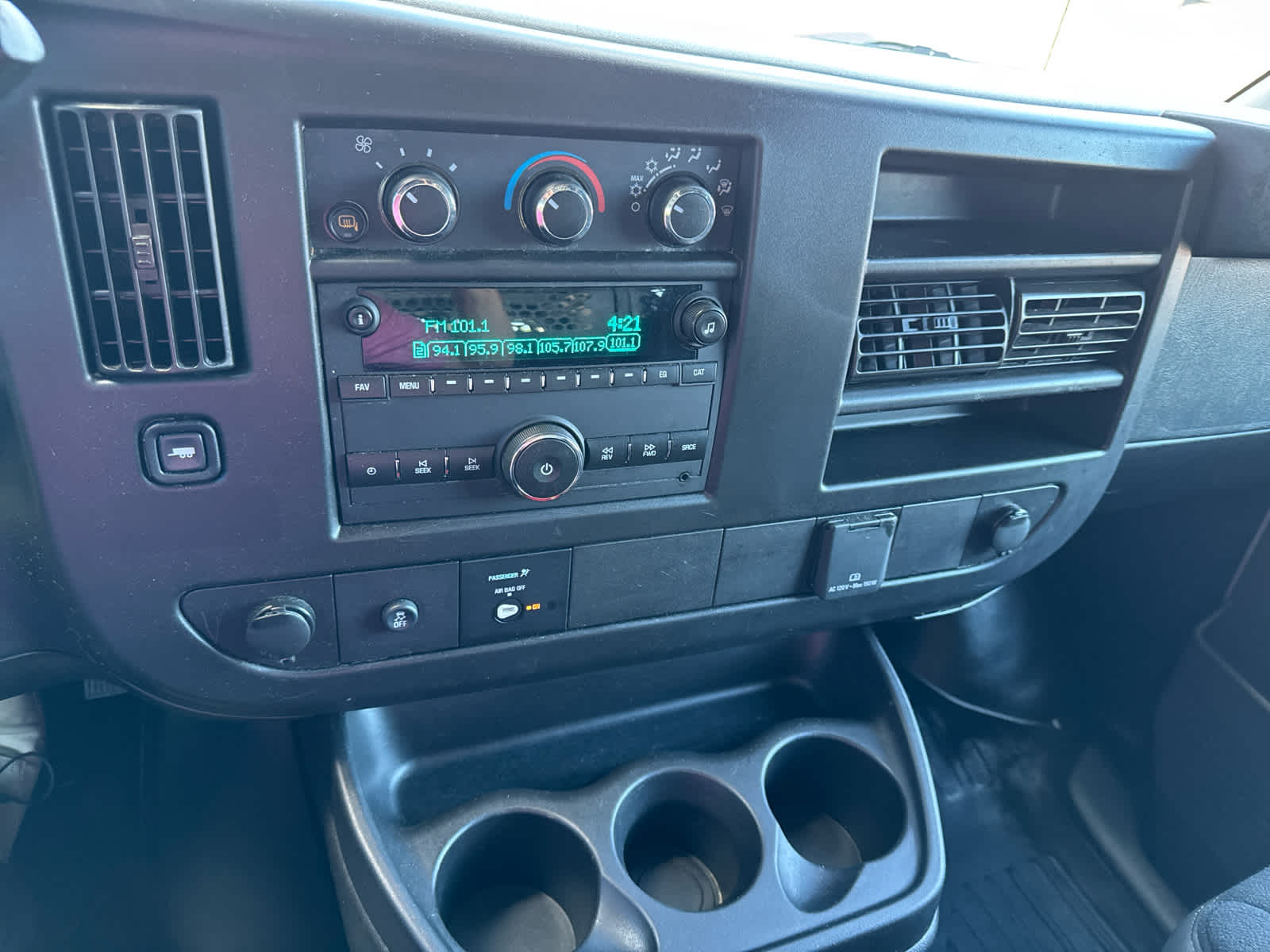 2024 Gmc Savana Cargo 2500 photo 22