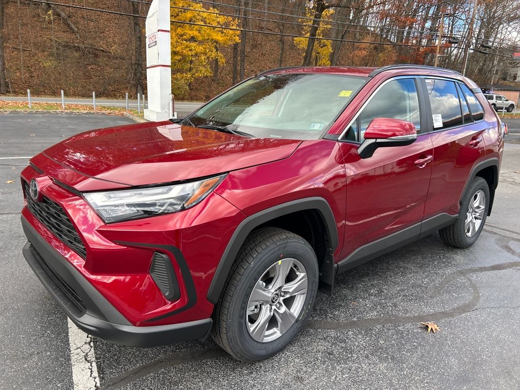 2025 Toyota RAV4 XLE's photo