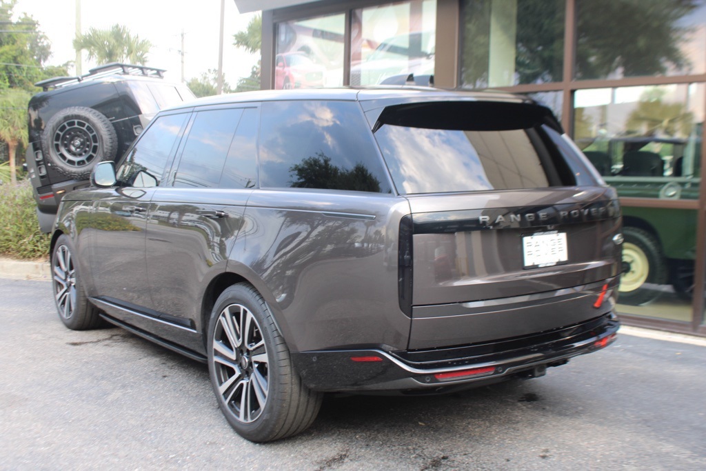 2023 Land Rover Range Rover SE photo 3