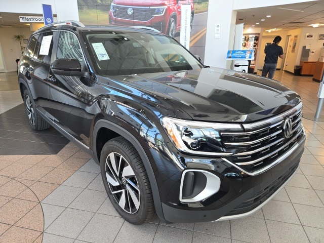 2024 Volkswagen Atlas SEL photo 2