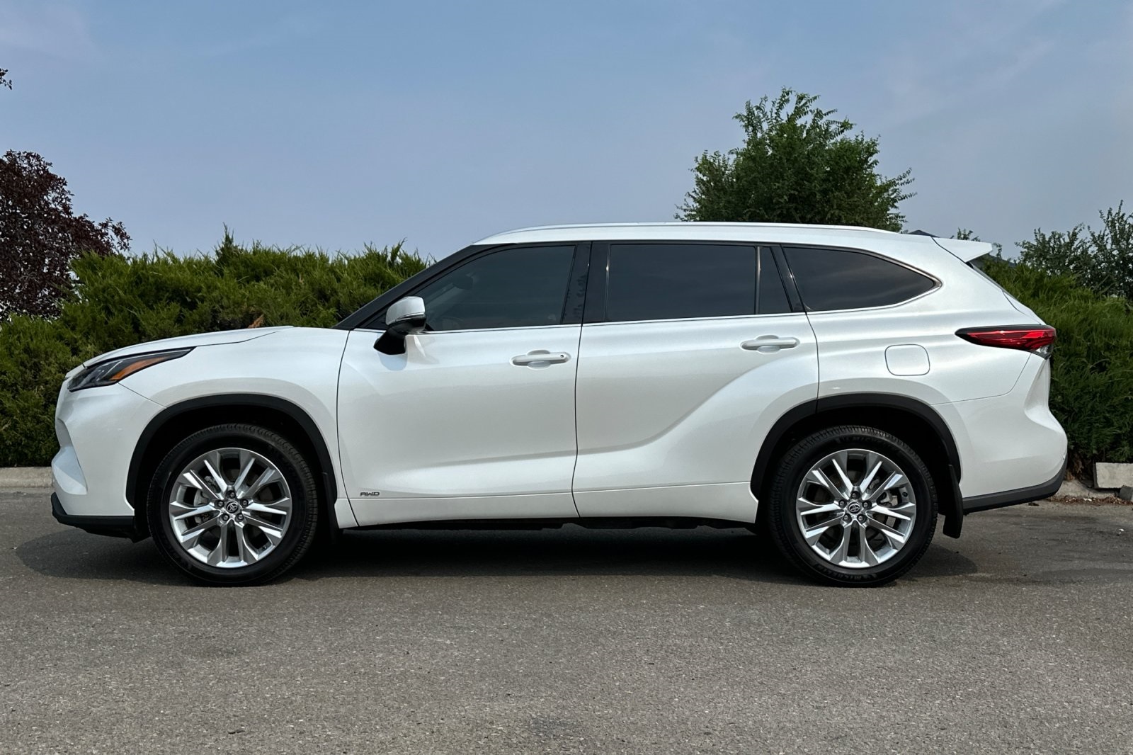 2022 Toyota Highlander Hybrid Limited photo 6