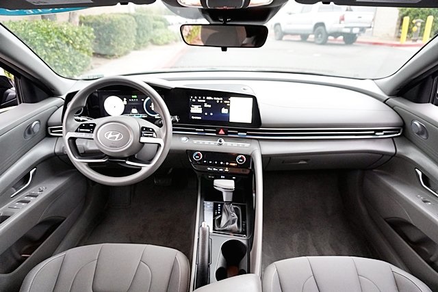 2024 Hyundai Elantra SEL photo 16