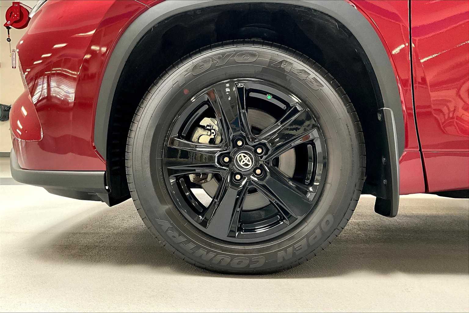 2024 Toyota Highlander LE photo 10