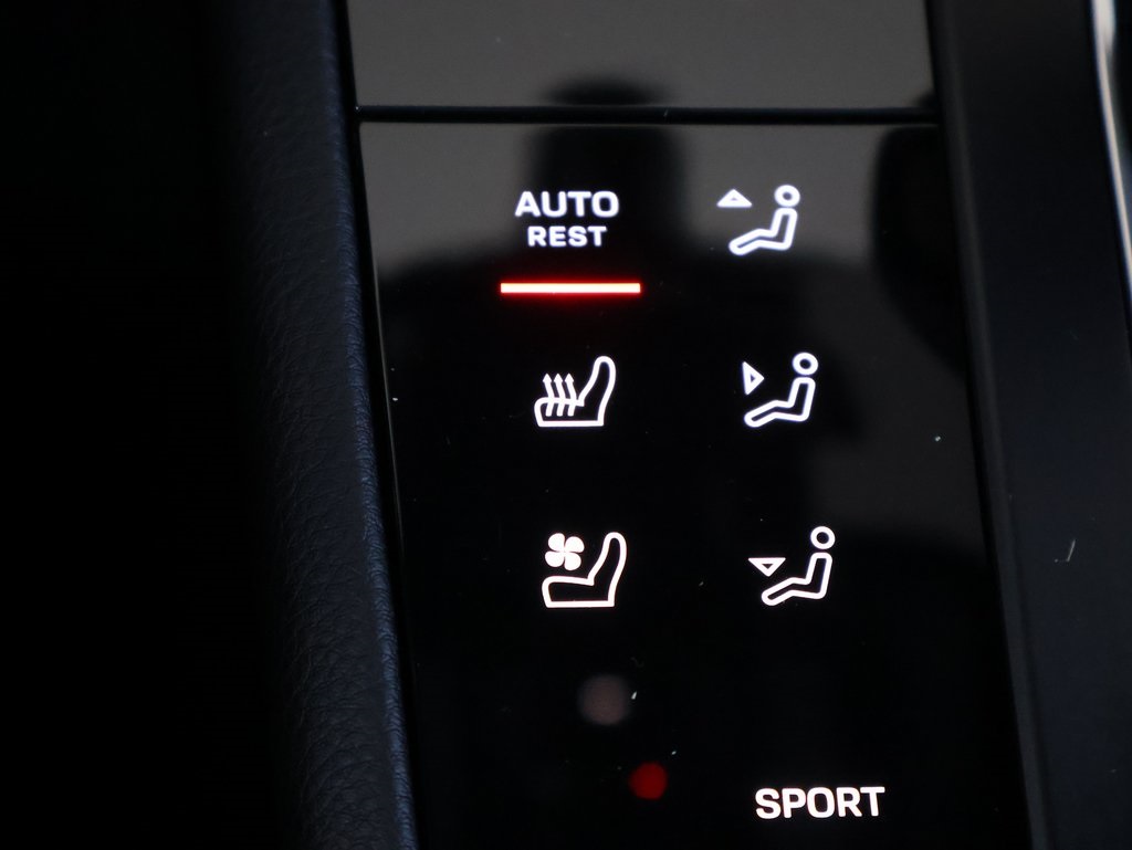 2024 Porsche Macan T photo 24