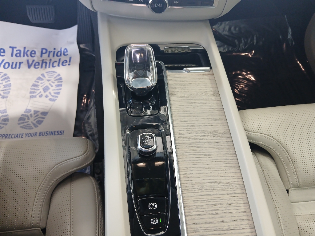 2023 Volvo XC60 Ultimate photo 11