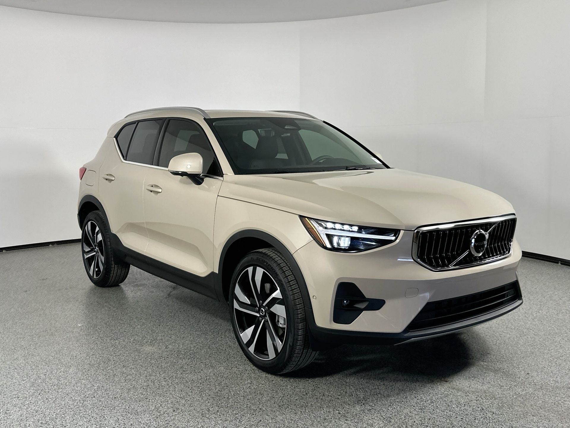 2025 Volvo XC40 AWD photo 3