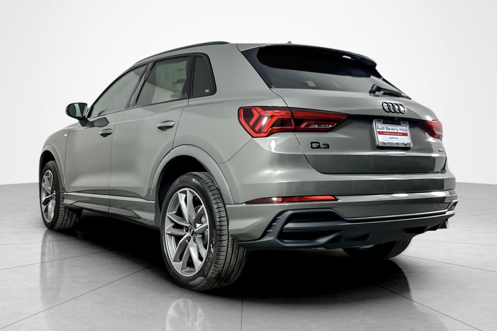 2025 Audi Q3 S line Premium 45 TFSI photo 4