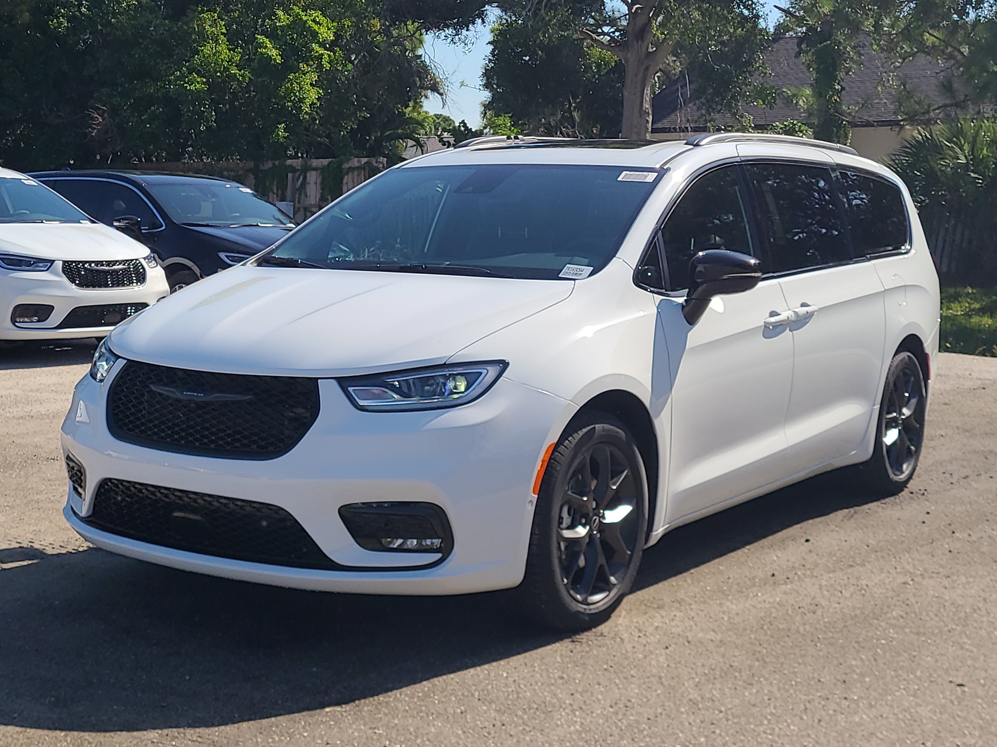2026 Chrysler Pacifica Limited photo 2