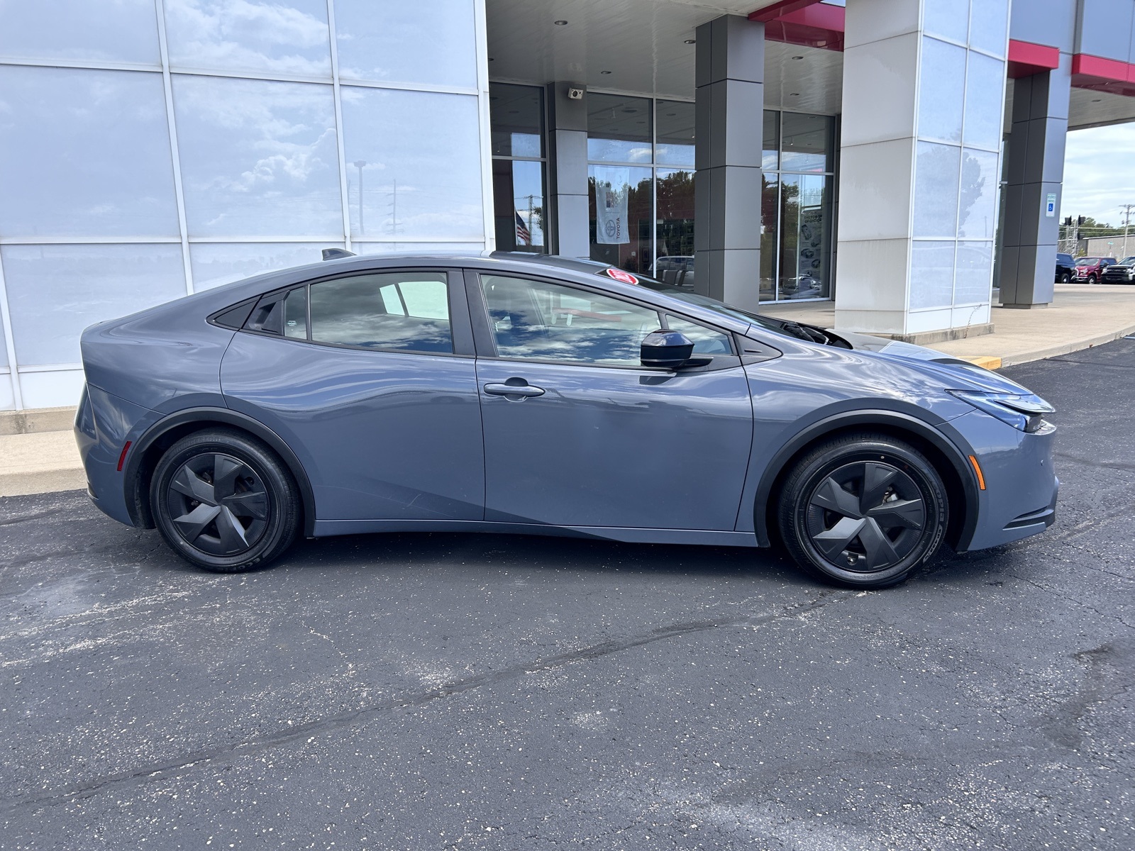2023 Toyota Prius LE photo 2
