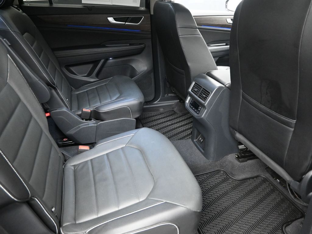 2024 Volkswagen Atlas SEL photo 2