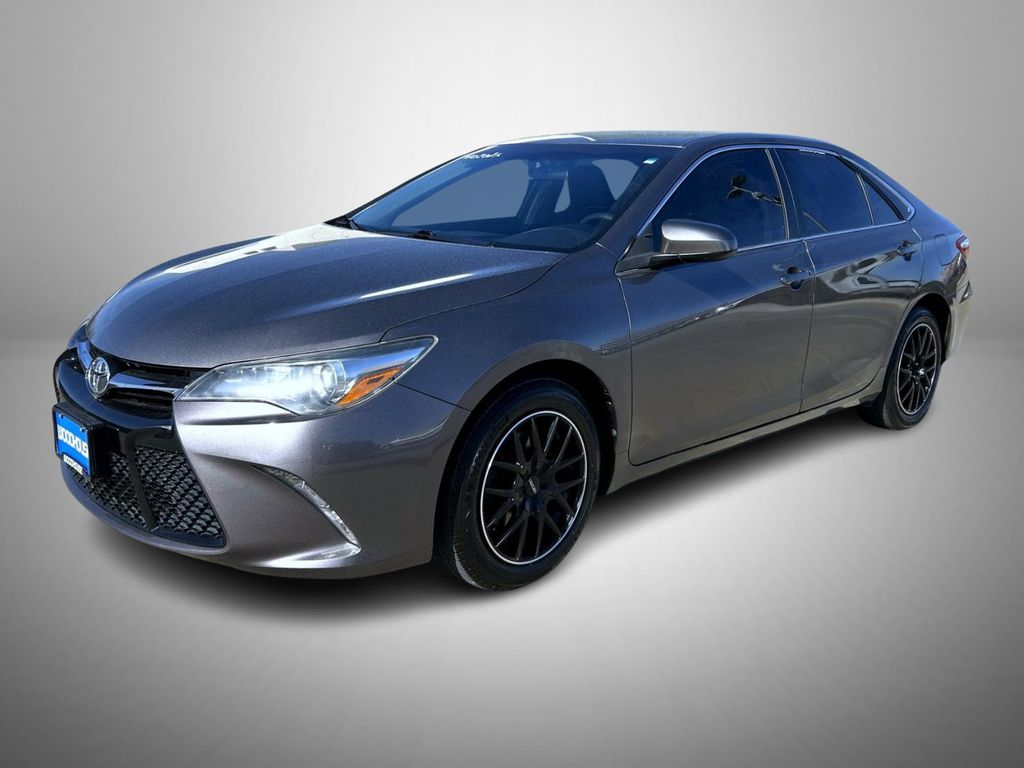 2017 Toyota Camry SE's photo
