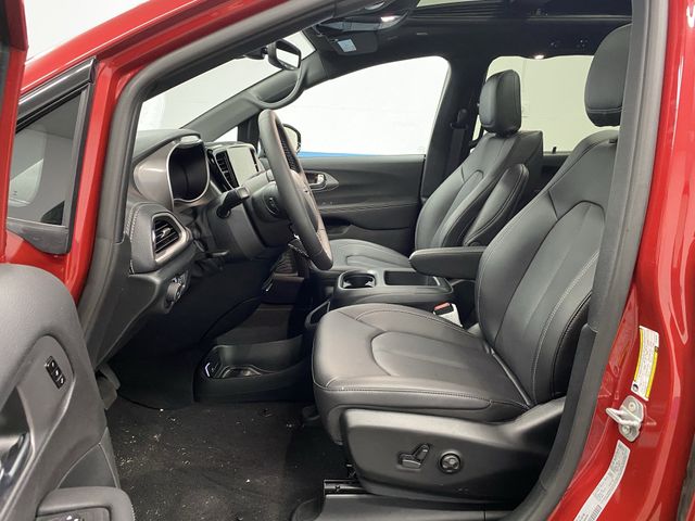 2026 Chrysler Pacifica photo 4
