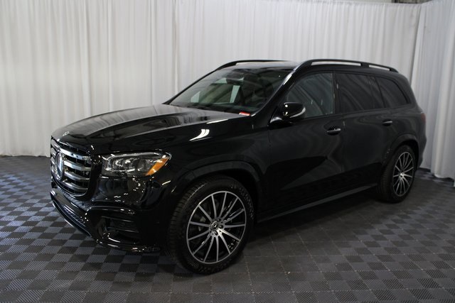 2025 Mercedes Benz GLS 450 4MATIC photo 3