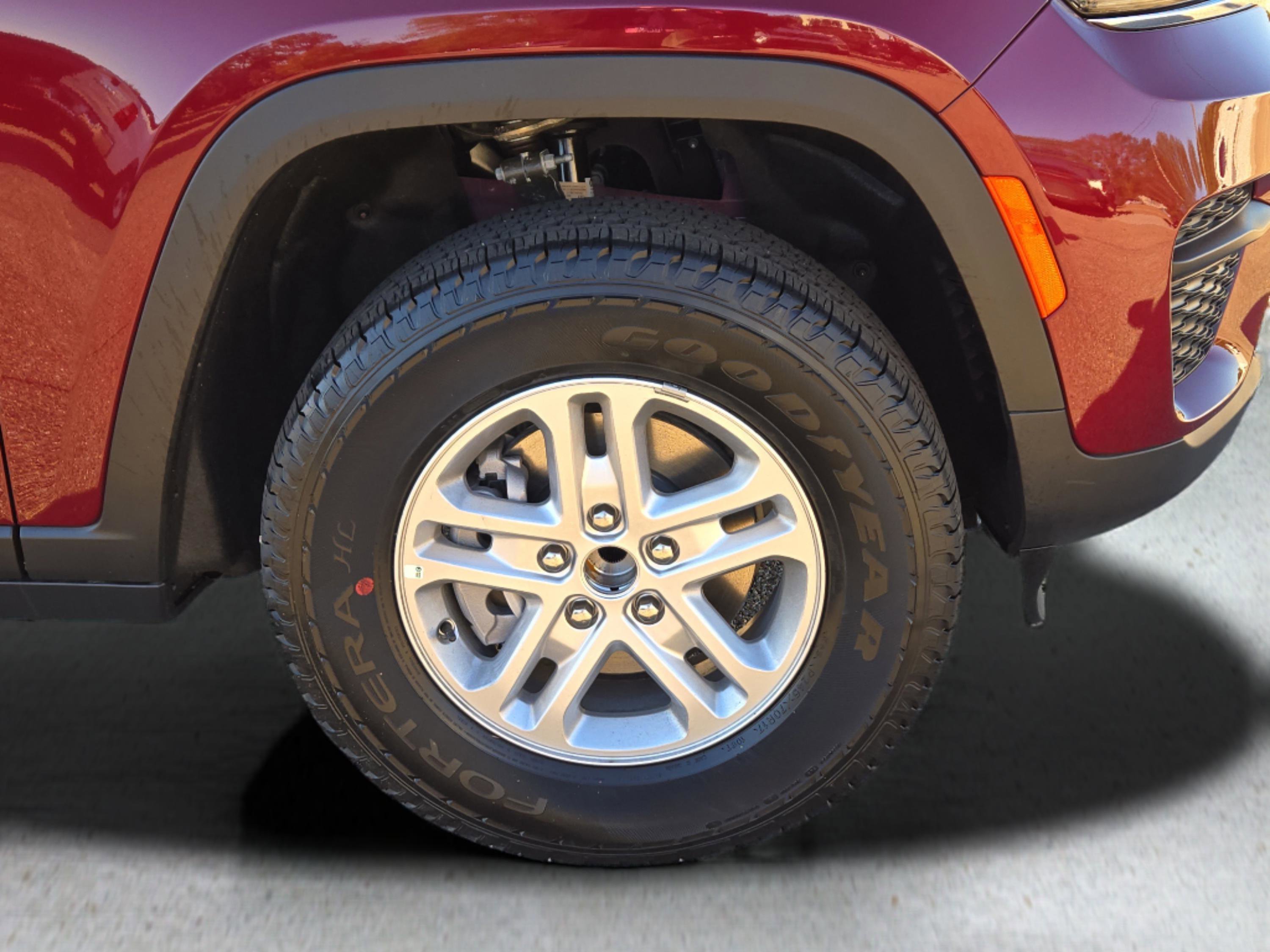 2025 Jeep Grand Cherokee Laredo photo 4