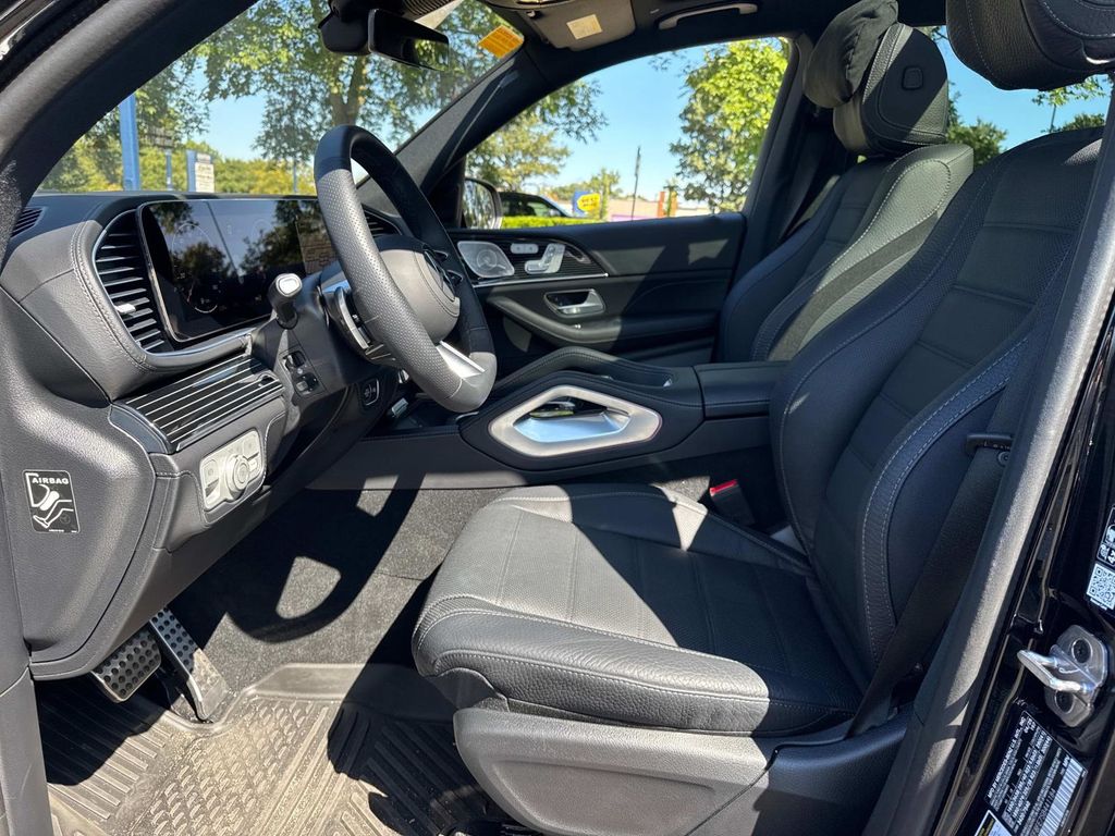 2025 Mercedes Benz GLS 580 4MATIC photo 16