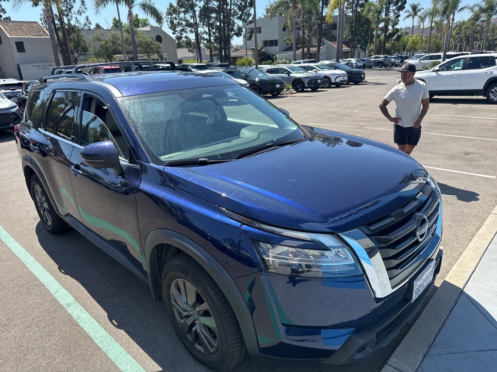 2022 Nissan Pathfinder SV photo 2