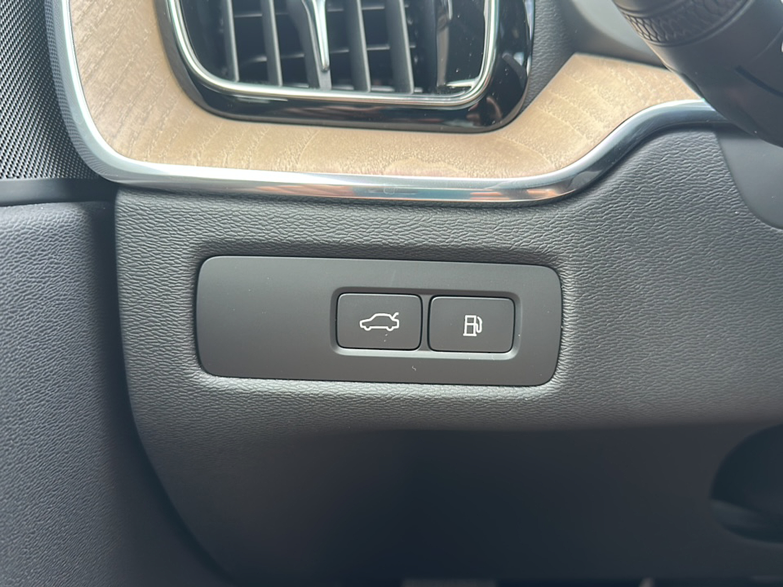 2026 Volvo XC60 T8 Plus photo 14