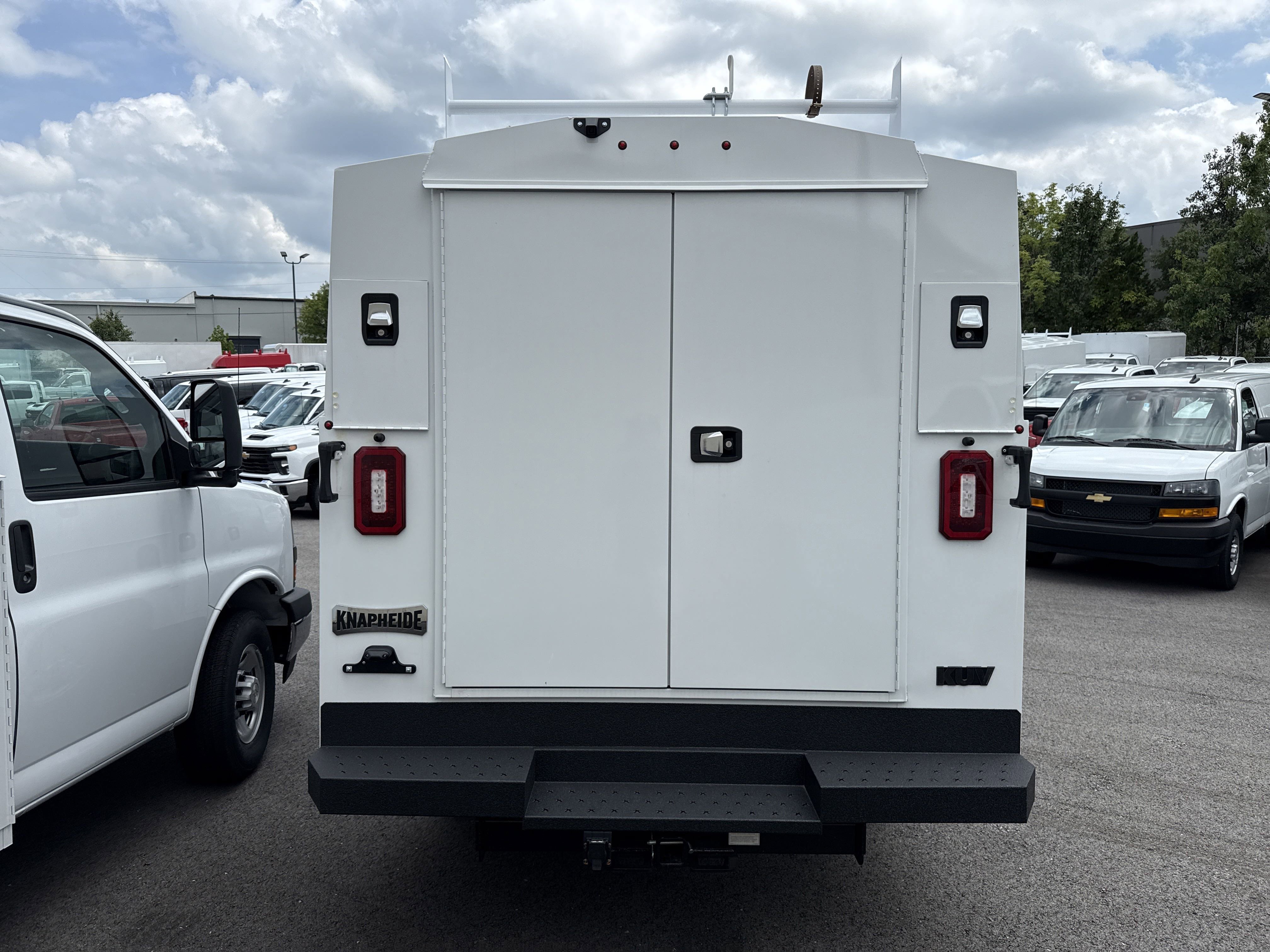 2025 Chevrolet Express Cutaway 3500 photo 3