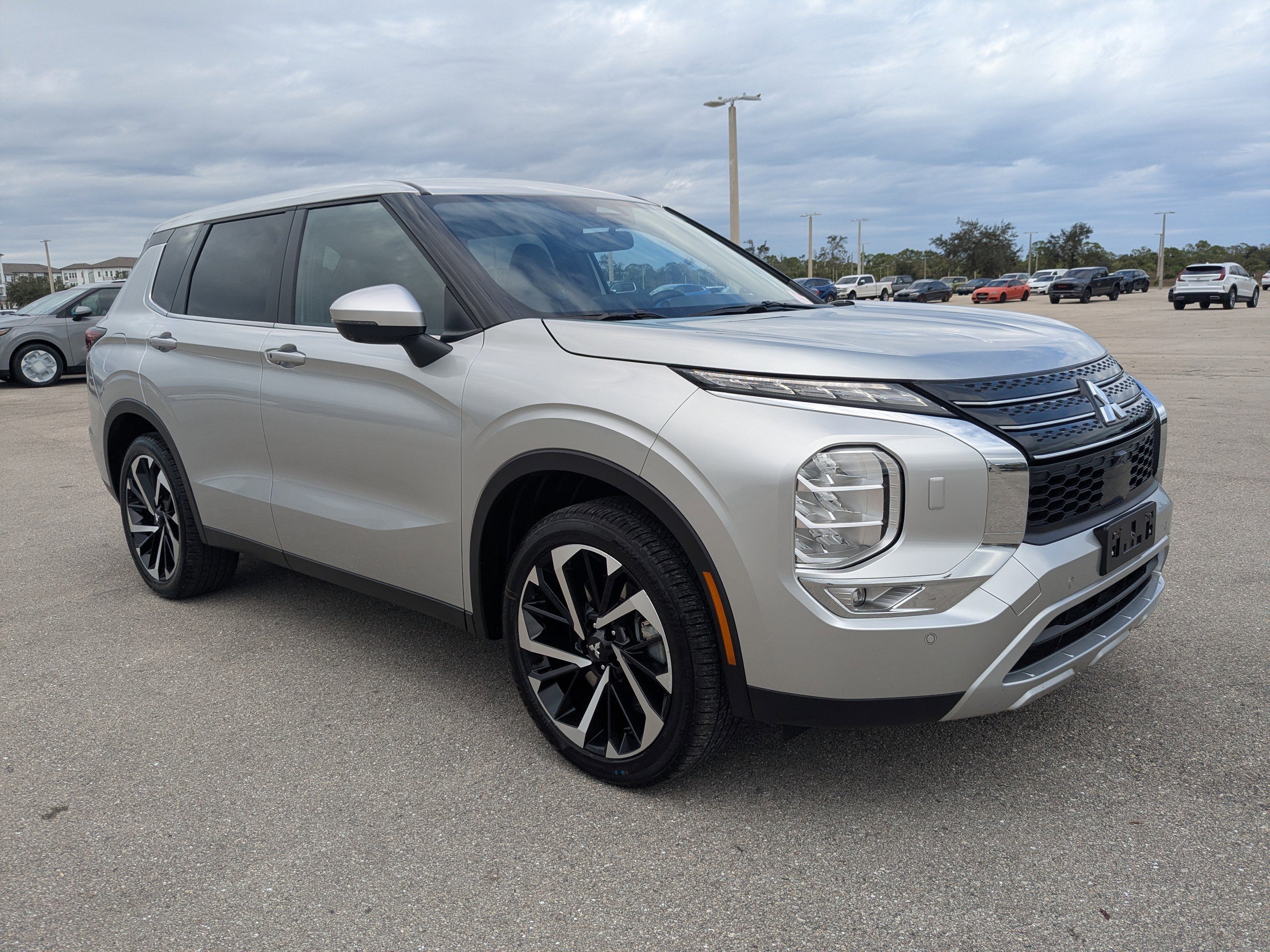 2023 Mitsubishi Outlander SE's photo