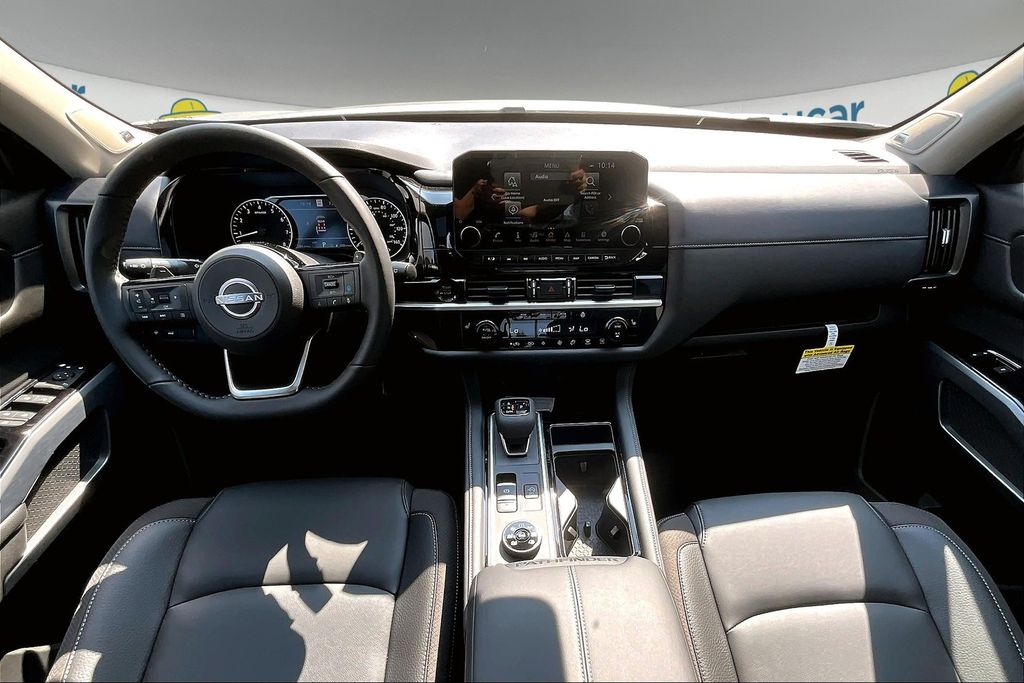 2025 Nissan Pathfinder SL photo 3