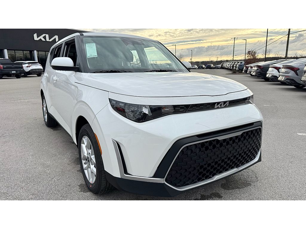 2025 Kia Soul LX's photo