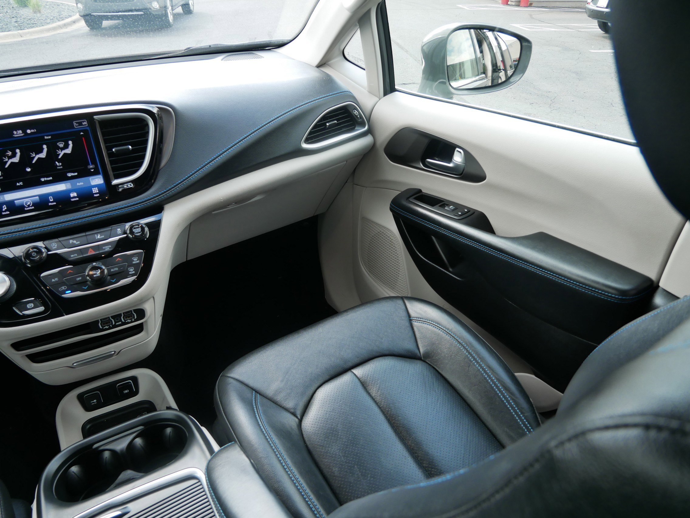 2021 Chrysler Pacifica Touring L photo 2