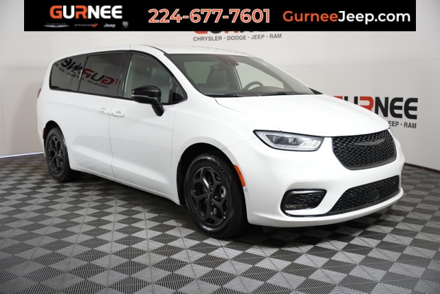 2024 Chrysler Pacifica PHEV Select's photo