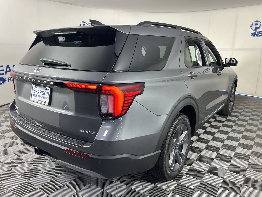 2025 Ford Explorer photo 2
