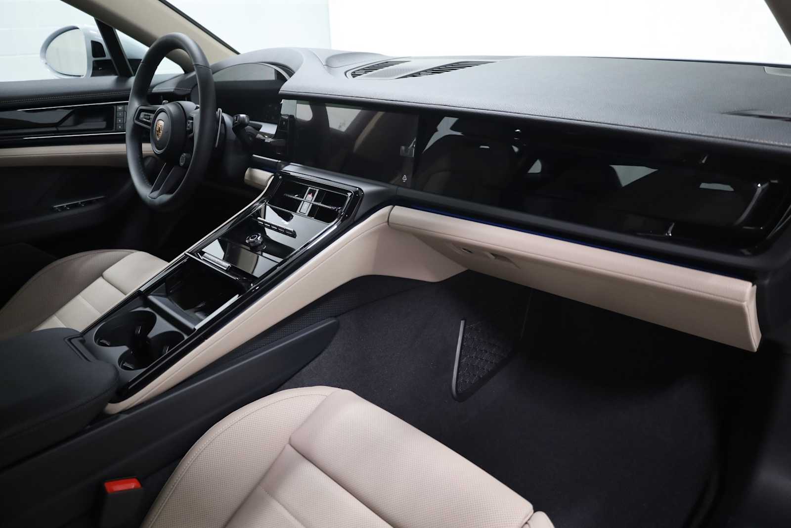 2025 Porsche Panamera 4 photo 6