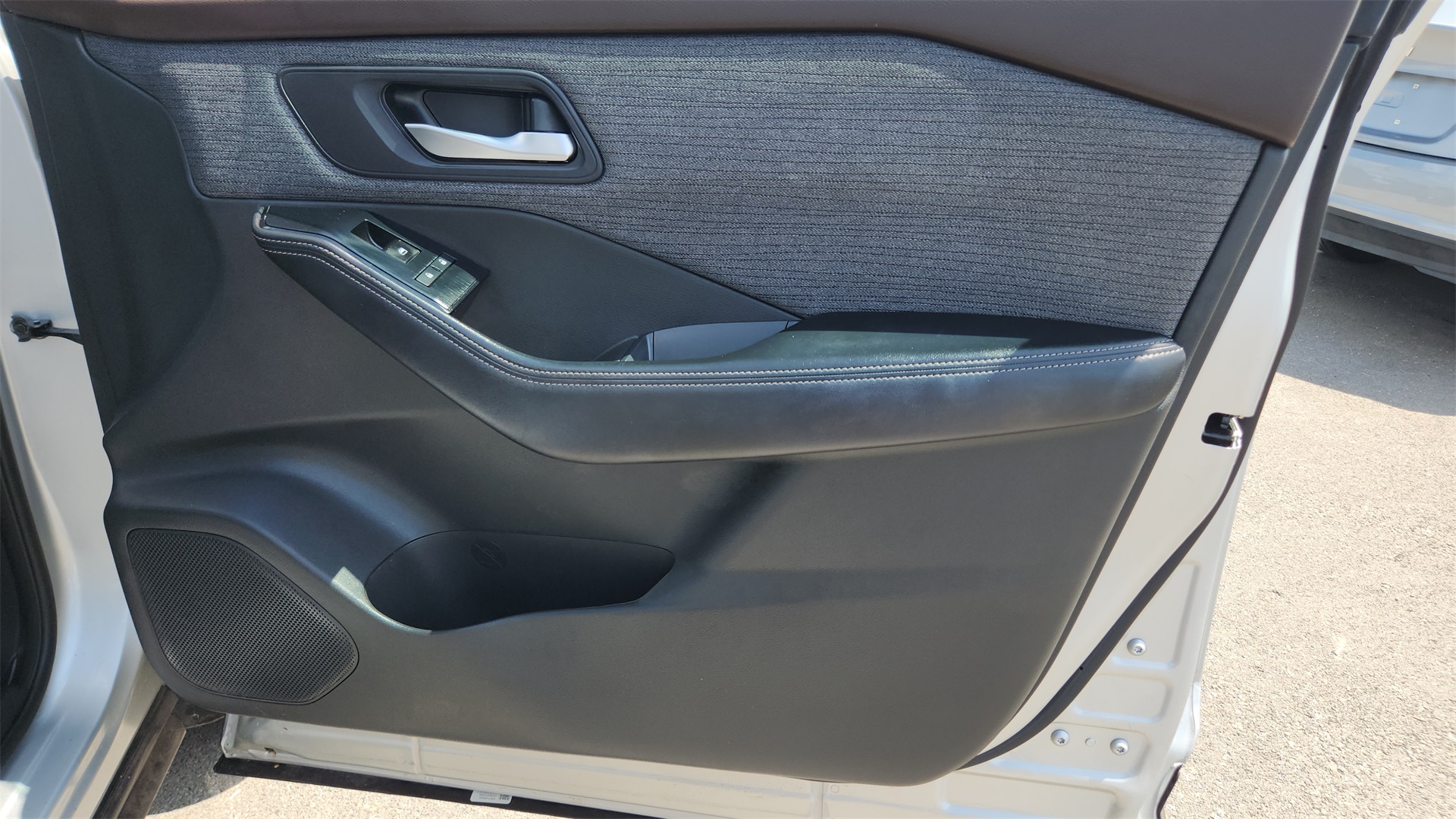 2023 Nissan Rogue SV photo 18