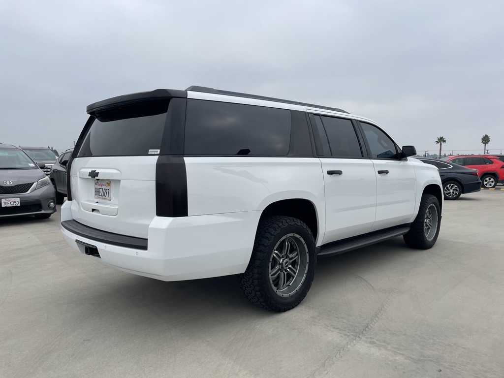 2018 Chevrolet Suburban LT photo 2
