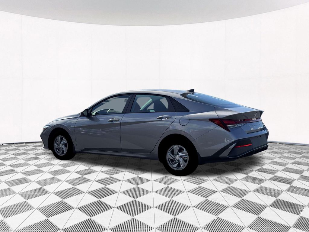 2026 Hyundai Elantra SE photo 4
