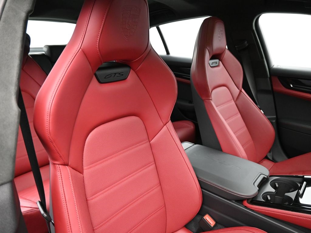 2026 Porsche Panamera GTS photo 17