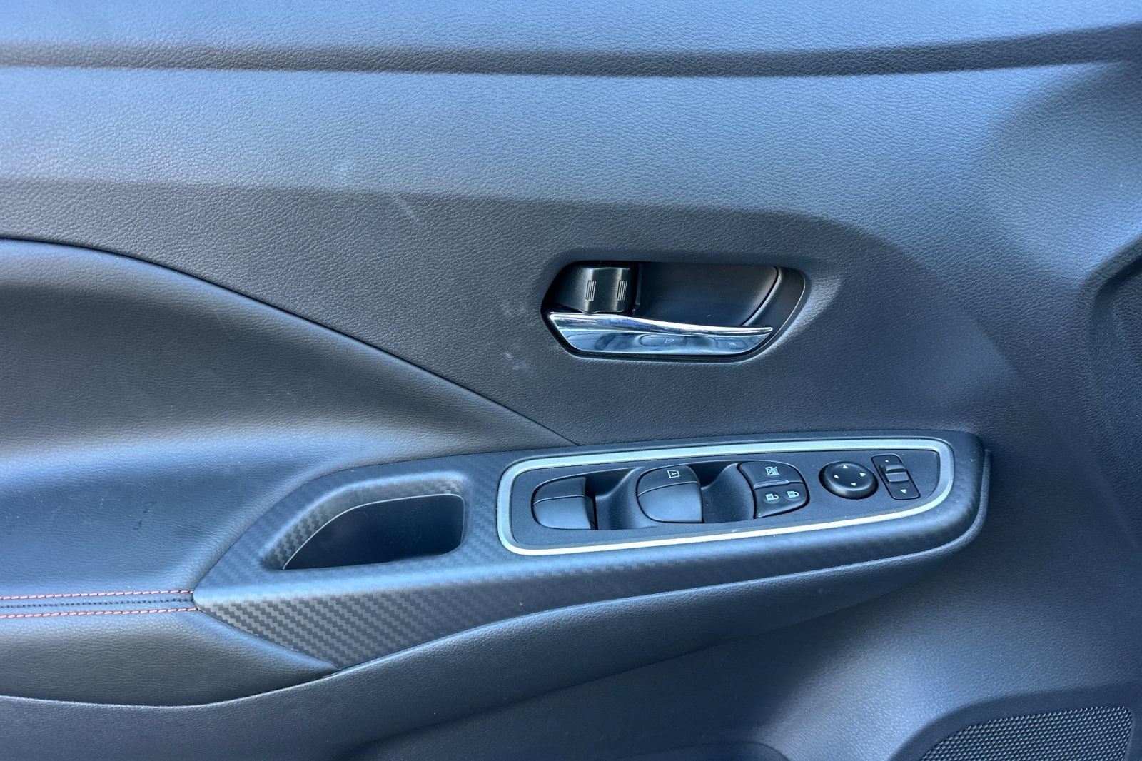 2025 Nissan Versa 1.6 SR photo 11