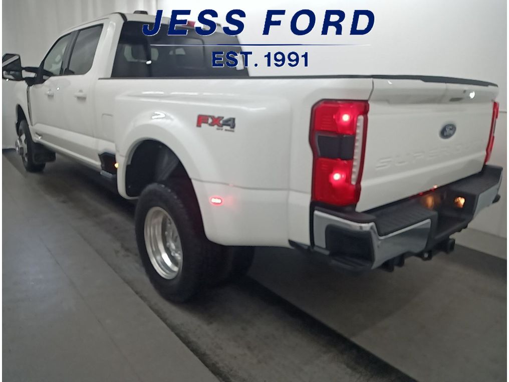 2023 Ford F-350 Lariat photo 2