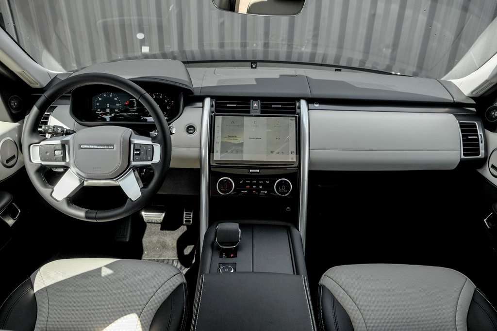 2025 Land Rover Discovery Metropolitan Edition photo 17