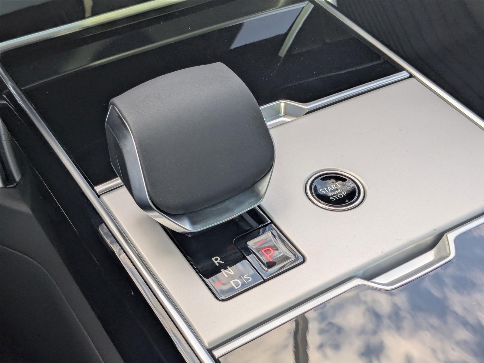 2025 Land Rover Range Rover SE photo 10