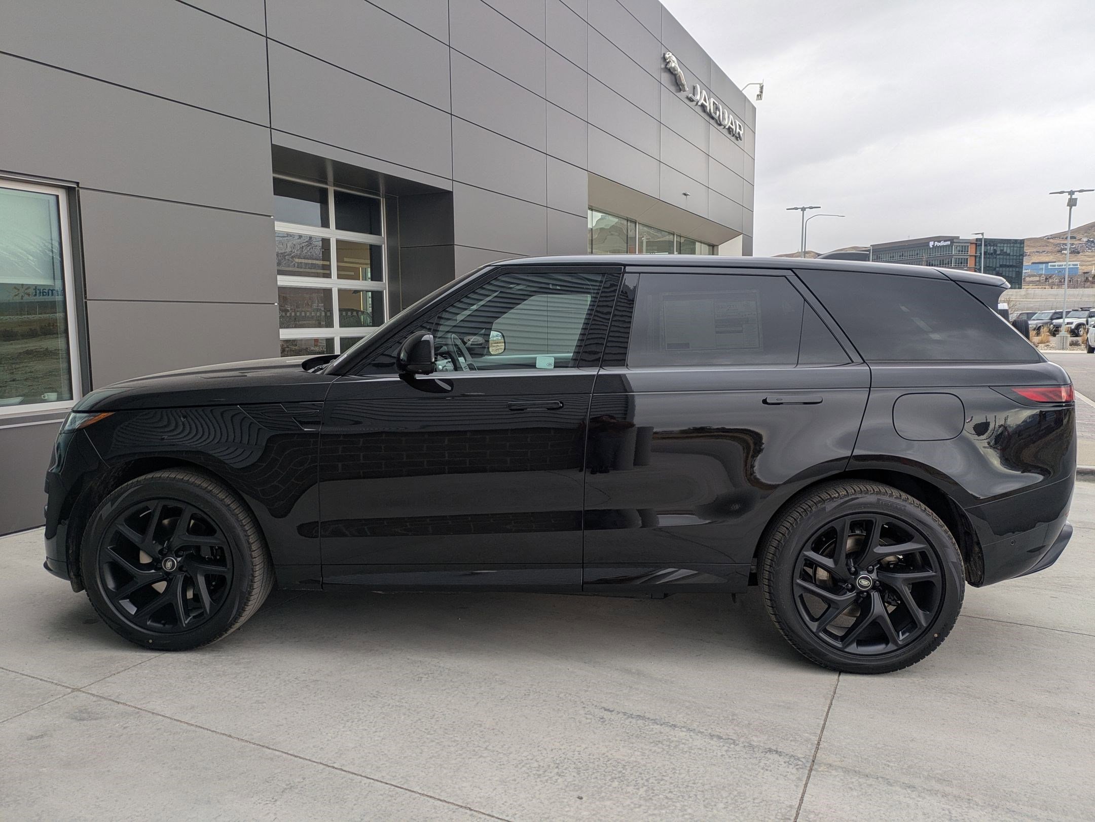 2025 Land Rover Range Rover Sport SE photo 9